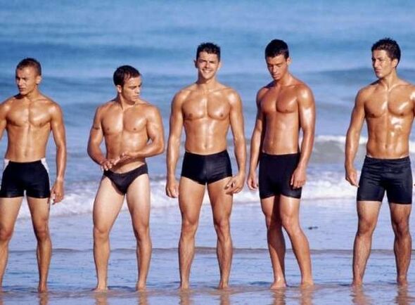 άνδρες στην παραλία με διευρυμένες στρόφιγγες